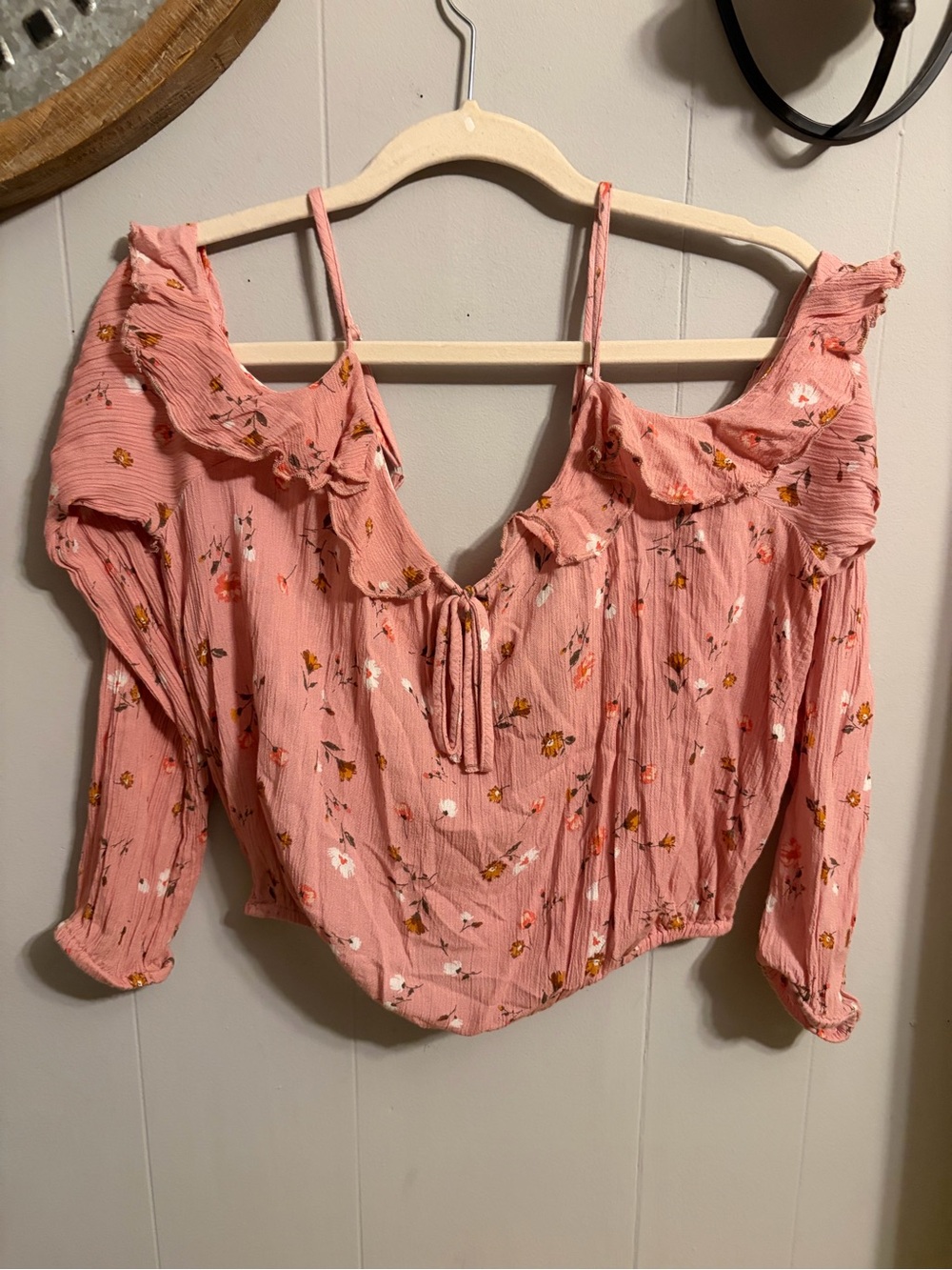 Arizona Jean Co Women’s Pink Floral Cold-Shoulder Crop Blouse